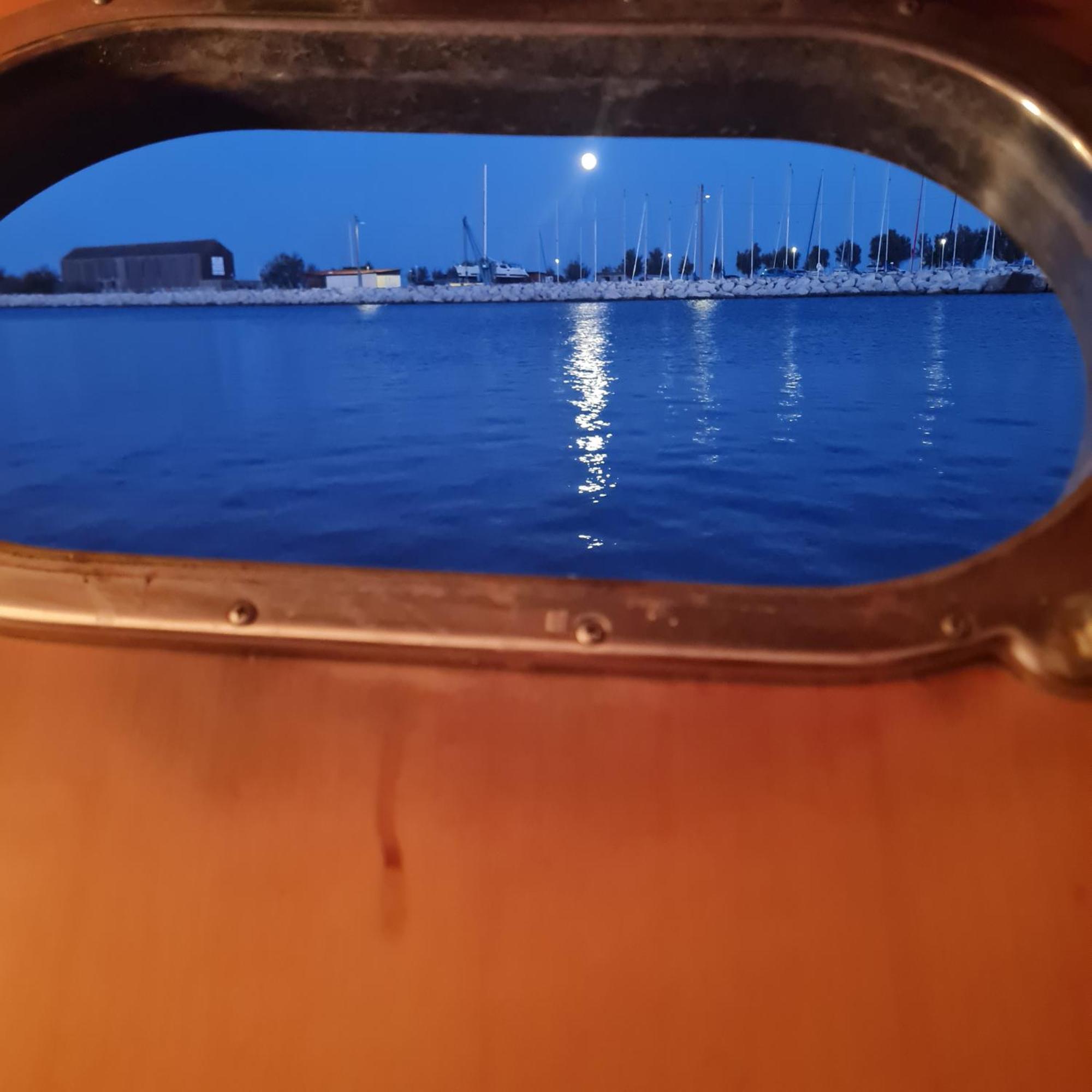Nuit Insolite Bateau A Quai - Port Saint Louis Du Rhone Екстериор снимка