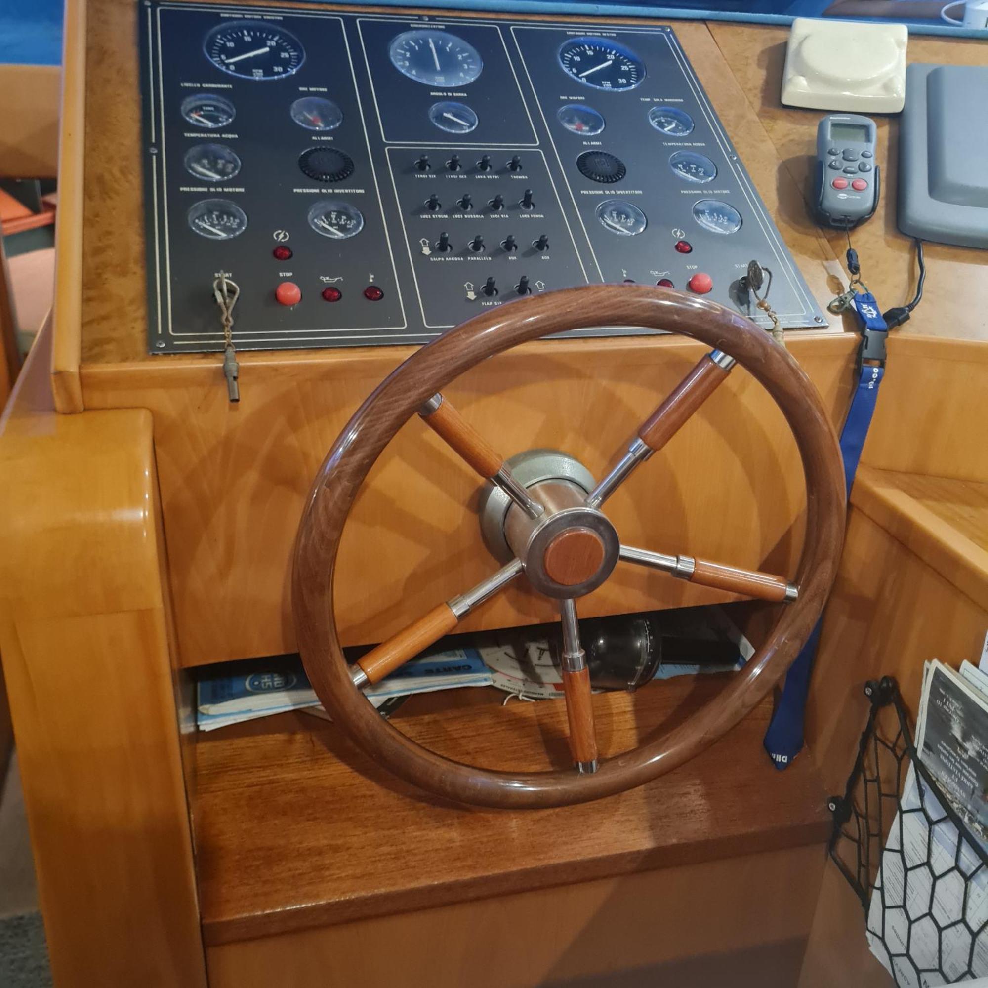 Nuit Insolite Bateau A Quai - Port Saint Louis Du Rhone Екстериор снимка